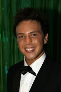 17-04-2007 SHOWBIZZ: TARZAN SLINGERT VOORTAAN IN HET CIRCUS THEATER IN SCHEVENINGEN. Het werd toch een rode loper in plaats van een geplande groene loper en dat is maar goed ook want rood is de kleur van de liefde en dat was ook zeer van toepassing bij de gasten en in de musical.
foto: Albert den Iseger