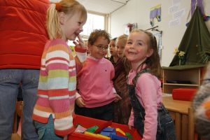 05-04-2007 SHOWBIZZ; FRANS BAUER NEEMT AFSCHEID VAN DE JONGSTE BAUER FRANS JR. De jongste Bauer telg gaat voor de eerste keer naar school. Frans Jr.is de laatste Bauer telg die zijn vleugels uitslaat. De jongste van de drie zonen gaat vanaf nu naar de peuterschool. Zijn eerste schooldag werd hij gebracht door papa en mama.Moeite had de kleine Frans er niet mee want met een lach wuifde hij zijn ouders uit en begon direct te spelen met zijn nieuwe schoolvriendjes.
foto: Albert den Iseger.