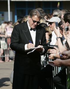 17-04-2007 SHOWBIZZ: TARZAN SLINGERT VOORTAAN IN HET CIRCUS THEATER IN SCHEVENINGEN. Het werd toch een rode loper in plaats van een geplande groene loper en dat is maar goed ook want rood is de kleur van de liefde en dat was ook zeer van toepassing bij de gasten en in de musical.
foto: Albert den Iseger