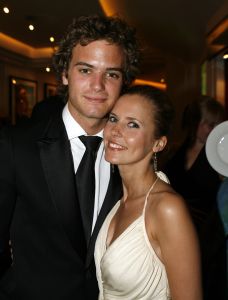 17-04-2007 SHOWBIZZ: TARZAN SLINGERT VOORTAAN IN HET CIRCUS THEATER IN SCHEVENINGEN. Het werd toch een rode loper in plaats van een geplande groene loper en dat is maar goed ook want rood is de kleur van de liefde en dat was ook zeer van toepassing bij de gasten en in de musical.
foto: Albert den Iseger