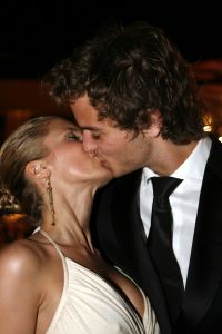 17-04-2007 SHOWBIZZ: TARZAN SLINGERT VOORTAAN IN HET CIRCUS THEATER IN SCHEVENINGEN. Het werd toch een rode loper in plaats van een geplande groene loper en dat is maar goed ook want rood is de kleur van de liefde en dat was ook zeer van toepassing bij de gasten en in de musical.
foto: Albert den Iseger