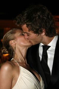 17-04-2007 SHOWBIZZ: TARZAN SLINGERT VOORTAAN IN HET CIRCUS THEATER IN SCHEVENINGEN. Het werd toch een rode loper in plaats van een geplande groene loper en dat is maar goed ook want rood is de kleur van de liefde en dat was ook zeer van toepassing bij de gasten en in de musical.
foto: Albert den Iseger