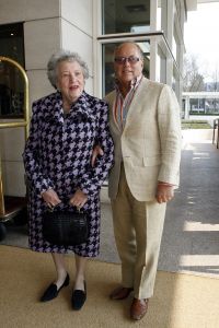 02-04-2007 SHOWBIZZ; SPROOKJES TELLEN VOOR SHEILA DE VRIES. De modellen van Sheila de Vries showde in het Amsterdamse Hilton sprookjesachtige creaties. De prachtige stoffen vond Sheila in oa. in Thailand maar de geest die deze show moest ademen in Ierland. Sheila presenteerde haar pret-a-couture collectie op de catwalk met prachtige piraten pakken, broeken en kleurige tops die als een soort draperie worden gestikt zodat ze extra slank overkomen en een maatje meer camoufleren.Verder prachtige blouses met schelppatronen en wijde kleurige stroken rokken die veel applaus los maken bij het publiek.Een heerlijk middagje zalige mode voor de modebewuste vrouw.
foto: Albert den Iseger.