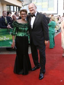 17-04-2007 SHOWBIZZ: TARZAN SLINGERT VOORTAAN IN HET CIRCUS THEATER IN SCHEVENINGEN. Het werd toch een rode loper in plaats van een geplande groene loper en dat is maar goed ook want rood is de kleur van de liefde en dat was ook zeer van toepassing bij de gasten en in de musical.
foto: Albert den Iseger 