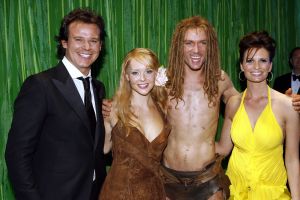 17-04-2007 SHOWBIZZ: TARZAN SLINGERT VOORTAAN IN HET CIRCUS THEATER IN SCHEVENINGEN. Het werd toch een rode loper in plaats van een geplande groene loper en dat is maar goed ook want rood is de kleur van de liefde en dat was ook zeer van toepassing bij de gasten en in de musical.
foto: Albert den Iseger