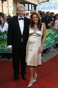17-04-2007 SHOWBIZZ: TARZAN SLINGERT VOORTAAN IN HET CIRCUS THEATER IN SCHEVENINGEN. Het werd toch een rode loper in plaats van een geplande groene loper en dat is maar goed ook want rood is de kleur van de liefde en dat was ook zeer van toepassing bij de gasten en in de musical.
foto: Albert den Iseger 