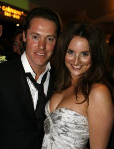 17-04-2007 SHOWBIZZ: TARZAN SLINGERT VOORTAAN IN HET CIRCUS THEATER IN SCHEVENINGEN. Het werd toch een rode loper in plaats van een geplande groene loper en dat is maar goed ook want rood is de kleur van de liefde en dat was ook zeer van toepassing bij de gasten en in de musical.
foto: Albert den Iseger