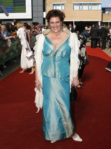 17-04-2007 SHOWBIZZ: TARZAN SLINGERT VOORTAAN IN HET CIRCUS THEATER IN SCHEVENINGEN. Het werd toch een rode loper in plaats van een geplande groene loper en dat is maar goed ook want rood is de kleur van de liefde en dat was ook zeer van toepassing bij de gasten en in de musical.
foto: Albert den Iseger 