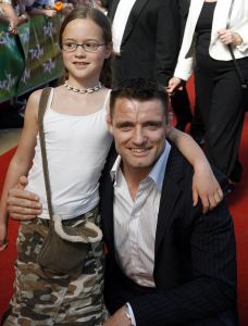 17-04-2007 SHOWBIZZ: TARZAN SLINGERT VOORTAAN IN HET CIRCUS THEATER IN SCHEVENINGEN. Het werd toch een rode loper in plaats van een geplande groene loper en dat is maar goed ook want rood is de kleur van de liefde en dat was ook zeer van toepassing bij de gasten en in de musical.
foto: Albert den Iseger