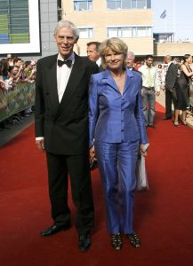 17-04-2007 SHOWBIZZ: TARZAN SLINGERT VOORTAAN IN HET CIRCUS THEATER IN SCHEVENINGEN. Het werd toch een rode loper in plaats van een geplande groene loper en dat is maar goed ook want rood is de kleur van de liefde en dat was ook zeer van toepassing bij de gasten en in de musical.
foto: Albert den Iseger 