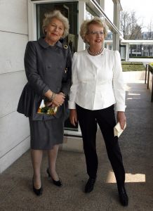 02-04-2007 SHOWBIZZ; SPROOKJES TELLEN VOOR SHEILA DE VRIES. De modellen van Sheila de Vries showde in het Amsterdamse Hilton sprookjesachtige creaties. De prachtige stoffen vond Sheila in oa. in Thailand maar de geest die deze show moest ademen in Ierland. Sheila presenteerde haar pret-a-couture collectie op de catwalk met prachtige piraten pakken, broeken en kleurige tops die als een soort draperie worden gestikt zodat ze extra slank overkomen en een maatje meer camoufleren.Verder prachtige blouses met schelppatronen en wijde kleurige stroken rokken die veel applaus los maken bij het publiek.Een heerlijk middagje zalige mode voor de modebewuste vrouw.
foto: Albert den Iseger.