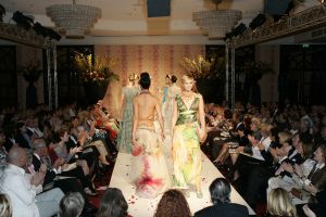 02-04-2007 SHOWBIZZ; SPROOKJES TELLEN VOOR SHEILA DE VRIES. De modellen van Sheila de Vries showde in het Amsterdamse Hilton sprookjesachtige creaties. De prachtige stoffen vond Sheila in oa. in Thailand maar de geest die deze show moest ademen in Ierland. Sheila presenteerde haar pret-a-couture collectie op de catwalk met prachtige piraten pakken, broeken en kleurige tops die als een soort draperie worden gestikt zodat ze extra slank overkomen en een maatje meer camoufleren.Verder prachtige blouses met schelppatronen en wijde kleurige stroken rokken die veel applaus los maken bij het publiek.Een heerlijk middagje zalige mode voor de modebewuste vrouw.
foto: Albert den Iseger.