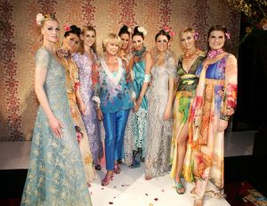 02-04-2007 SHOWBIZZ; SPROOKJES TELLEN VOOR SHEILA DE VRIES. De modellen van Sheila de Vries showde in het Amsterdamse Hilton sprookjesachtige creaties. De prachtige stoffen vond Sheila in oa. in Thailand maar de geest die deze show moest ademen in Ierland. Sheila presenteerde haar pret-a-couture collectie op de catwalk met prachtige piraten pakken, broeken en kleurige tops die als een soort draperie worden gestikt zodat ze extra slank overkomen en een maatje meer camoufleren.Verder prachtige blouses met schelppatronen en wijde kleurige stroken rokken die veel applaus los maken bij het publiek.Een heerlijk middagje zalige mode voor de modebewuste vrouw.
foto: Albert den Iseger.