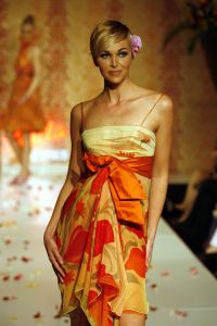 02-04-2007 SHOWBIZZ; SPROOKJES TELLEN VOOR SHEILA DE VRIES. De modellen van Sheila de Vries showde in het Amsterdamse Hilton sprookjesachtige creaties. De prachtige stoffen vond Sheila in oa. in Thailand maar de geest die deze show moest ademen in Ierland. Sheila presenteerde haar pret-a-couture collectie op de catwalk met prachtige piraten pakken, broeken en kleurige tops die als een soort draperie worden gestikt zodat ze extra slank overkomen en een maatje meer camoufleren.Verder prachtige blouses met schelppatronen en wijde kleurige stroken rokken die veel applaus los maken bij het publiek.Een heerlijk middagje zalige mode voor de modebewuste vrouw.
foto: Albert den Iseger.