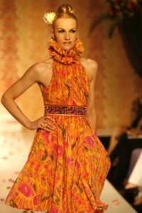 02-04-2007 SHOWBIZZ; SPROOKJES TELLEN VOOR SHEILA DE VRIES. De modellen van Sheila de Vries showde in het Amsterdamse Hilton sprookjesachtige creaties. De prachtige stoffen vond Sheila in oa. in Thailand maar de geest die deze show moest ademen in Ierland. Sheila presenteerde haar pret-a-couture collectie op de catwalk met prachtige piraten pakken, broeken en kleurige tops die als een soort draperie worden gestikt zodat ze extra slank overkomen en een maatje meer camoufleren.Verder prachtige blouses met schelppatronen en wijde kleurige stroken rokken die veel applaus los maken bij het publiek.Een heerlijk middagje zalige mode voor de modebewuste vrouw.
foto: Albert den Iseger.