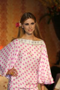 02-04-2007 SHOWBIZZ; SPROOKJES TELLEN VOOR SHEILA DE VRIES. De modellen van Sheila de Vries showde in het Amsterdamse Hilton sprookjesachtige creaties. De prachtige stoffen vond Sheila in oa. in Thailand maar de geest die deze show moest ademen in Ierland. Sheila presenteerde haar pret-a-couture collectie op de catwalk met prachtige piraten pakken, broeken en kleurige tops die als een soort draperie worden gestikt zodat ze extra slank overkomen en een maatje meer camoufleren.Verder prachtige blouses met schelppatronen en wijde kleurige stroken rokken die veel applaus los maken bij het publiek.Een heerlijk middagje zalige mode voor de modebewuste vrouw.
foto: Albert den Iseger.