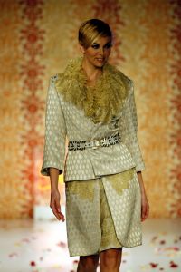 02-04-2007 SHOWBIZZ; SPROOKJES TELLEN VOOR SHEILA DE VRIES. De modellen van Sheila de Vries showde in het Amsterdamse Hilton sprookjesachtige creaties. De prachtige stoffen vond Sheila in oa. in Thailand maar de geest die deze show moest ademen in Ierland. Sheila presenteerde haar pret-a-couture collectie op de catwalk met prachtige piraten pakken, broeken en kleurige tops die als een soort draperie worden gestikt zodat ze extra slank overkomen en een maatje meer camoufleren.Verder prachtige blouses met schelppatronen en wijde kleurige stroken rokken die veel applaus los maken bij het publiek.Een heerlijk middagje zalige mode voor de modebewuste vrouw.
foto: Albert den Iseger.