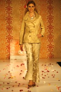 02-04-2007 SHOWBIZZ; SPROOKJES TELLEN VOOR SHEILA DE VRIES. De modellen van Sheila de Vries showde in het Amsterdamse Hilton sprookjesachtige creaties. De prachtige stoffen vond Sheila in oa. in Thailand maar de geest die deze show moest ademen in Ierland. Sheila presenteerde haar pret-a-couture collectie op de catwalk met prachtige piraten pakken, broeken en kleurige tops die als een soort draperie worden gestikt zodat ze extra slank overkomen en een maatje meer camoufleren.Verder prachtige blouses met schelppatronen en wijde kleurige stroken rokken die veel applaus los maken bij het publiek.Een heerlijk middagje zalige mode voor de modebewuste vrouw.
foto: Albert den Iseger.