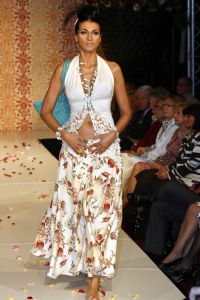 02-04-2007 SHOWBIZZ; SPROOKJES TELLEN VOOR SHEILA DE VRIES. De modellen van Sheila de Vries showde in het Amsterdamse Hilton sprookjesachtige creaties. De prachtige stoffen vond Sheila in oa. in Thailand maar de geest die deze show moest ademen in Ierland. Sheila presenteerde haar pret-a-couture collectie op de catwalk met prachtige piraten pakken, broeken en kleurige tops die als een soort draperie worden gestikt zodat ze extra slank overkomen en een maatje meer camoufleren.Verder prachtige blouses met schelppatronen en wijde kleurige stroken rokken die veel applaus los maken bij het publiek.Een heerlijk middagje zalige mode voor de modebewuste vrouw.
foto: Albert den Iseger.