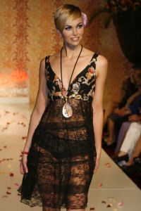 02-04-2007 SHOWBIZZ; SPROOKJES TELLEN VOOR SHEILA DE VRIES. De modellen van Sheila de Vries showde in het Amsterdamse Hilton sprookjesachtige creaties. De prachtige stoffen vond Sheila in oa. in Thailand maar de geest die deze show moest ademen in Ierland. Sheila presenteerde haar pret-a-couture collectie op de catwalk met prachtige piraten pakken, broeken en kleurige tops die als een soort draperie worden gestikt zodat ze extra slank overkomen en een maatje meer camoufleren.Verder prachtige blouses met schelppatronen en wijde kleurige stroken rokken die veel applaus los maken bij het publiek.Een heerlijk middagje zalige mode voor de modebewuste vrouw.
foto: Albert den Iseger.