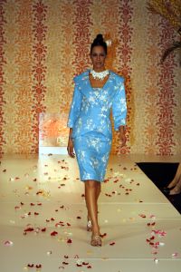 02-04-2007 SHOWBIZZ; SPROOKJES TELLEN VOOR SHEILA DE VRIES. De modellen van Sheila de Vries showde in het Amsterdamse Hilton sprookjesachtige creaties. De prachtige stoffen vond Sheila in oa. in Thailand maar de geest die deze show moest ademen in Ierland. Sheila presenteerde haar pret-a-couture collectie op de catwalk met prachtige piraten pakken, broeken en kleurige tops die als een soort draperie worden gestikt zodat ze extra slank overkomen en een maatje meer camoufleren.Verder prachtige blouses met schelppatronen en wijde kleurige stroken rokken die veel applaus los maken bij het publiek.Een heerlijk middagje zalige mode voor de modebewuste vrouw.
foto: Albert den Iseger.