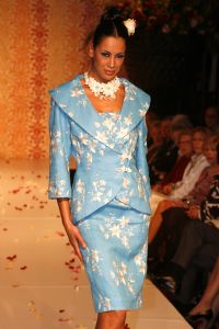02-04-2007 SHOWBIZZ; SPROOKJES TELLEN VOOR SHEILA DE VRIES. De modellen van Sheila de Vries showde in het Amsterdamse Hilton sprookjesachtige creaties. De prachtige stoffen vond Sheila in oa. in Thailand maar de geest die deze show moest ademen in Ierland. Sheila presenteerde haar pret-a-couture collectie op de catwalk met prachtige piraten pakken, broeken en kleurige tops die als een soort draperie worden gestikt zodat ze extra slank overkomen en een maatje meer camoufleren.Verder prachtige blouses met schelppatronen en wijde kleurige stroken rokken die veel applaus los maken bij het publiek.Een heerlijk middagje zalige mode voor de modebewuste vrouw.
foto: Albert den Iseger.