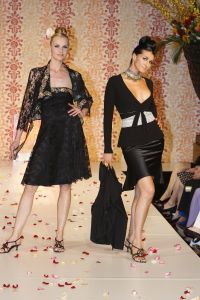 02-04-2007 SHOWBIZZ; SPROOKJES TELLEN VOOR SHEILA DE VRIES. De modellen van Sheila de Vries showde in het Amsterdamse Hilton sprookjesachtige creaties. De prachtige stoffen vond Sheila in oa. in Thailand maar de geest die deze show moest ademen in Ierland. Sheila presenteerde haar pret-a-couture collectie op de catwalk met prachtige piraten pakken, broeken en kleurige tops die als een soort draperie worden gestikt zodat ze extra slank overkomen en een maatje meer camoufleren.Verder prachtige blouses met schelppatronen en wijde kleurige stroken rokken die veel applaus los maken bij het publiek.Een heerlijk middagje zalige mode voor de modebewuste vrouw.
foto: Albert den Iseger.