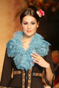 02-04-2007 SHOWBIZZ; SPROOKJES TELLEN VOOR SHEILA DE VRIES. De modellen van Sheila de Vries showde in het Amsterdamse Hilton sprookjesachtige creaties. De prachtige stoffen vond Sheila in oa. in Thailand maar de geest die deze show moest ademen in Ierland. Sheila presenteerde haar pret-a-couture collectie op de catwalk met prachtige piraten pakken, broeken en kleurige tops die als een soort draperie worden gestikt zodat ze extra slank overkomen en een maatje meer camoufleren.Verder prachtige blouses met schelppatronen en wijde kleurige stroken rokken die veel applaus los maken bij het publiek.Een heerlijk middagje zalige mode voor de modebewuste vrouw.
foto: Albert den Iseger.