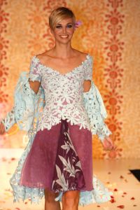 02-04-2007 SHOWBIZZ; SPROOKJES TELLEN VOOR SHEILA DE VRIES. De modellen van Sheila de Vries showde in het Amsterdamse Hilton sprookjesachtige creaties. De prachtige stoffen vond Sheila in oa. in Thailand maar de geest die deze show moest ademen in Ierland. Sheila presenteerde haar pret-a-couture collectie op de catwalk met prachtige piraten pakken, broeken en kleurige tops die als een soort draperie worden gestikt zodat ze extra slank overkomen en een maatje meer camoufleren.Verder prachtige blouses met schelppatronen en wijde kleurige stroken rokken die veel applaus los maken bij het publiek.Een heerlijk middagje zalige mode voor de modebewuste vrouw.
foto: Albert den Iseger.