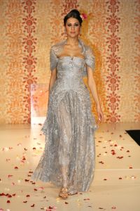 02-04-2007 SHOWBIZZ; SPROOKJES TELLEN VOOR SHEILA DE VRIES. De modellen van Sheila de Vries showde in het Amsterdamse Hilton sprookjesachtige creaties. De prachtige stoffen vond Sheila in oa. in Thailand maar de geest die deze show moest ademen in Ierland. Sheila presenteerde haar pret-a-couture collectie op de catwalk met prachtige piraten pakken, broeken en kleurige tops die als een soort draperie worden gestikt zodat ze extra slank overkomen en een maatje meer camoufleren.Verder prachtige blouses met schelppatronen en wijde kleurige stroken rokken die veel applaus los maken bij het publiek.Een heerlijk middagje zalige mode voor de modebewuste vrouw.
foto: Albert den Iseger.