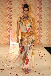 02-04-2007 SHOWBIZZ; SPROOKJES TELLEN VOOR SHEILA DE VRIES. De modellen van Sheila de Vries showde in het Amsterdamse Hilton sprookjesachtige creaties. De prachtige stoffen vond Sheila in oa. in Thailand maar de geest die deze show moest ademen in Ierland. Sheila presenteerde haar pret-a-couture collectie op de catwalk met prachtige piraten pakken, broeken en kleurige tops die als een soort draperie worden gestikt zodat ze extra slank overkomen en een maatje meer camoufleren.Verder prachtige blouses met schelppatronen en wijde kleurige stroken rokken die veel applaus los maken bij het publiek.Een heerlijk middagje zalige mode voor de modebewuste vrouw.
foto: Albert den Iseger.