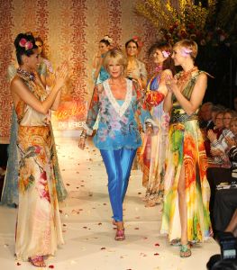 02-04-2007 SHOWBIZZ; SPROOKJES TELLEN VOOR SHEILA DE VRIES. De modellen van Sheila de Vries showde in het Amsterdamse Hilton sprookjesachtige creaties. De prachtige stoffen vond Sheila in oa. in Thailand maar de geest die deze show moest ademen in Ierland. Sheila presenteerde haar pret-a-couture collectie op de catwalk met prachtige piraten pakken, broeken en kleurige tops die als een soort draperie worden gestikt zodat ze extra slank overkomen en een maatje meer camoufleren.Verder prachtige blouses met schelppatronen en wijde kleurige stroken rokken die veel applaus los maken bij het publiek.Een heerlijk middagje zalige mode voor de modebewuste vrouw.
foto: Albert den Iseger.