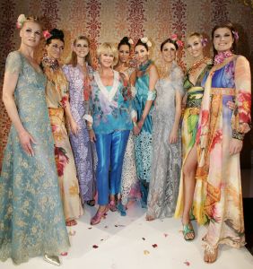 02-04-2007 SHOWBIZZ; SPROOKJES TELLEN VOOR SHEILA DE VRIES. De modellen van Sheila de Vries showde in het Amsterdamse Hilton sprookjesachtige creaties. De prachtige stoffen vond Sheila in oa. in Thailand maar de geest die deze show moest ademen in Ierland. Sheila presenteerde haar pret-a-couture collectie op de catwalk met prachtige piraten pakken, broeken en kleurige tops die als een soort draperie worden gestikt zodat ze extra slank overkomen en een maatje meer camoufleren.Verder prachtige blouses met schelppatronen en wijde kleurige stroken rokken die veel applaus los maken bij het publiek.Een heerlijk middagje zalige mode voor de modebewuste vrouw.
foto: Albert den Iseger.