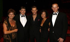 17-04-2007 SHOWBIZZ: TARZAN SLINGERT VOORTAAN IN HET CIRCUS THEATER IN SCHEVENINGEN. Het werd toch een rode loper in plaats van een geplande groene loper en dat is maar goed ook want rood is de kleur van de liefde en dat was ook zeer van toepassing bij de gasten en in de musical.
foto: Albert den Iseger