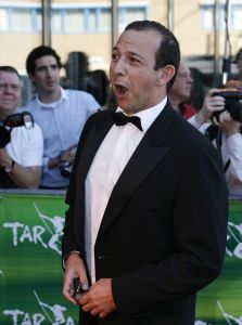 17-04-2007 SHOWBIZZ: TARZAN SLINGERT VOORTAAN IN HET CIRCUS THEATER IN SCHEVENINGEN. Het werd toch een rode loper in plaats van een geplande groene loper en dat is maar goed ook want rood is de kleur van de liefde en dat was ook zeer van toepassing bij de gasten en in de musical.
foto: Albert den Iseger