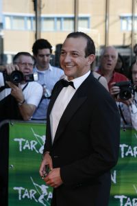 17-04-2007 SHOWBIZZ: TARZAN SLINGERT VOORTAAN IN HET CIRCUS THEATER IN SCHEVENINGEN. Het werd toch een rode loper in plaats van een geplande groene loper en dat is maar goed ook want rood is de kleur van de liefde en dat was ook zeer van toepassing bij de gasten en in de musical.
foto: Albert den Iseger