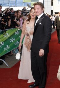 17-04-2007 SHOWBIZZ: TARZAN SLINGERT VOORTAAN IN HET CIRCUS THEATER IN SCHEVENINGEN. Het werd toch een rode loper in plaats van een geplande groene loper en dat is maar goed ook want rood is de kleur van de liefde en dat was ook zeer van toepassing bij de gasten en in de musical.
foto: Albert den Iseger 