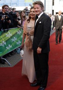 17-04-2007 SHOWBIZZ: TARZAN SLINGERT VOORTAAN IN HET CIRCUS THEATER IN SCHEVENINGEN. Het werd toch een rode loper in plaats van een geplande groene loper en dat is maar goed ook want rood is de kleur van de liefde en dat was ook zeer van toepassing bij de gasten en in de musical.
foto: Albert den Iseger 
