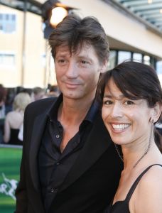 17-04-2007 SHOWBIZZ: TARZAN SLINGERT VOORTAAN IN HET CIRCUS THEATER IN SCHEVENINGEN. Het werd toch een rode loper in plaats van een geplande groene loper en dat is maar goed ook want rood is de kleur van de liefde en dat was ook zeer van toepassing bij de gasten en in de musical.
foto: Albert den Iseger