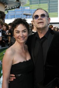 17-04-2007 SHOWBIZZ: TARZAN SLINGERT VOORTAAN IN HET CIRCUS THEATER IN SCHEVENINGEN. Het werd toch een rode loper in plaats van een geplande groene loper en dat is maar goed ook want rood is de kleur van de liefde en dat was ook zeer van toepassing bij de gasten en in de musical.
foto: Albert den Iseger