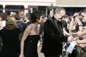 17-04-2007 SHOWBIZZ: TARZAN SLINGERT VOORTAAN IN HET CIRCUS THEATER IN SCHEVENINGEN. Het werd toch een rode loper in plaats van een geplande groene loper en dat is maar goed ook want rood is de kleur van de liefde en dat was ook zeer van toepassing bij de gasten en in de musical.
foto: Albert den Iseger