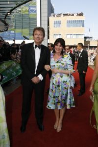 17-04-2007 SHOWBIZZ: TARZAN SLINGERT VOORTAAN IN HET CIRCUS THEATER IN SCHEVENINGEN. Het werd toch een rode loper in plaats van een geplande groene loper en dat is maar goed ook want rood is de kleur van de liefde en dat was ook zeer van toepassing bij de gasten en in de musical.
foto: Albert den Iseger 