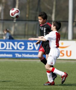14-04-2007 SHOWBIZZ; ANGELA HULTEN GENIET VAN HET VOETBAL TALENT VAN ZOON RUBEN KLUIVERT.Tijdens de training bij Ajax geniet Angela met volle teugen van haar oudste zoon Ruben Kluivert.
foto: Albert den Iseger.