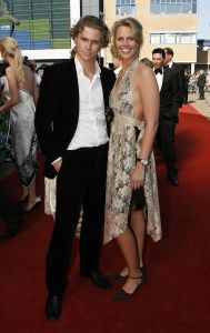 17-04-2007 SHOWBIZZ: TARZAN SLINGERT VOORTAAN IN HET CIRCUS THEATER IN SCHEVENINGEN. Het werd toch een rode loper in plaats van een geplande groene loper en dat is maar goed ook want rood is de kleur van de liefde en dat was ook zeer van toepassing bij de gasten en in de musical.
foto: Albert den Iseger 