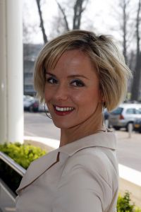 02-04-2007 SHOWBIZZ; SPROOKJES TELLEN VOOR SHEILA DE VRIES. De modellen van Sheila de Vries showde in het Amsterdamse Hilton sprookjesachtige creaties. De prachtige stoffen vond Sheila in oa. in Thailand maar de geest die deze show moest ademen in Ierland. Sheila presenteerde haar pret-a-couture collectie op de catwalk met prachtige piraten pakken, broeken en kleurige tops die als een soort draperie worden gestikt zodat ze extra slank overkomen en een maatje meer camoufleren.Verder prachtige blouses met schelppatronen en wijde kleurige stroken rokken die veel applaus los maken bij het publiek.Een heerlijk middagje zalige mode voor de modebewuste vrouw.
foto: Albert den Iseger.
