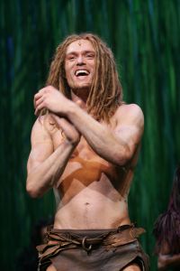 17-04-2007 SHOWBIZZ: TARZAN SLINGERT VOORTAAN IN HET CIRCUS THEATER IN SCHEVENINGEN. Het werd toch een rode loper in plaats van een geplande groene loper en dat is maar goed ook want rood is de kleur van de liefde en dat was ook zeer van toepassing bij de gasten en in de musical.
foto: Albert den Iseger