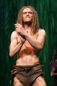 17-04-2007 SHOWBIZZ: TARZAN SLINGERT VOORTAAN IN HET CIRCUS THEATER IN SCHEVENINGEN. Het werd toch een rode loper in plaats van een geplande groene loper en dat is maar goed ook want rood is de kleur van de liefde en dat was ook zeer van toepassing bij de gasten en in de musical.
foto: Albert den Iseger