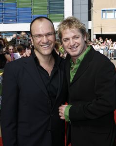 17-04-2007 SHOWBIZZ: TARZAN SLINGERT VOORTAAN IN HET CIRCUS THEATER IN SCHEVENINGEN. Het werd toch een rode loper in plaats van een geplande groene loper en dat is maar goed ook want rood is de kleur van de liefde en dat was ook zeer van toepassing bij de gasten en in de musical.
foto: Albert den Iseger