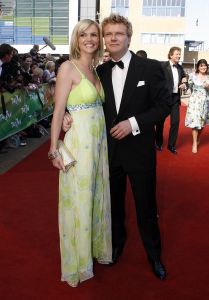 17-04-2007 SHOWBIZZ: TARZAN SLINGERT VOORTAAN IN HET CIRCUS THEATER IN SCHEVENINGEN. Het werd toch een rode loper in plaats van een geplande groene loper en dat is maar goed ook want rood is de kleur van de liefde en dat was ook zeer van toepassing bij de gasten en in de musical.
foto: Albert den Iseger 