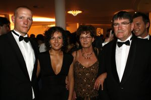 17-04-2007 SHOWBIZZ: TARZAN SLINGERT VOORTAAN IN HET CIRCUS THEATER IN SCHEVENINGEN. Het werd toch een rode loper in plaats van een geplande groene loper en dat is maar goed ook want rood is de kleur van de liefde en dat was ook zeer van toepassing bij de gasten en in de musical.
foto: Albert den Iseger